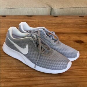 Nike Tanjun size 5.5. Like new!